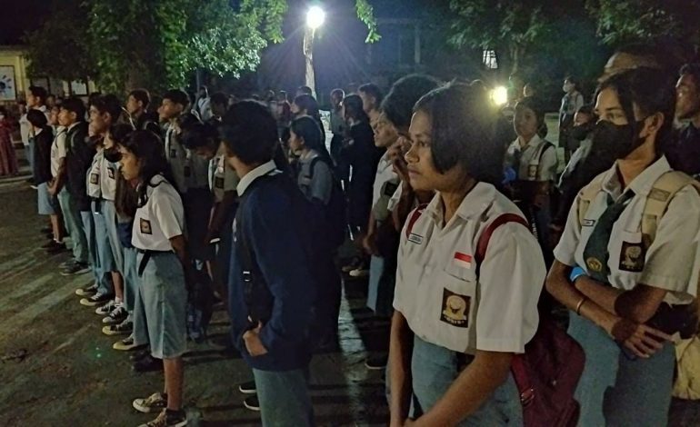 Siswa Kelas XII SMAN 6 Kupang mendengarkan arahan kepala sekolah di hari pertama penerapan sekolah subuh pada Senin 27 Februari 2023 (Putra Bali Mula - KatongNTT)
