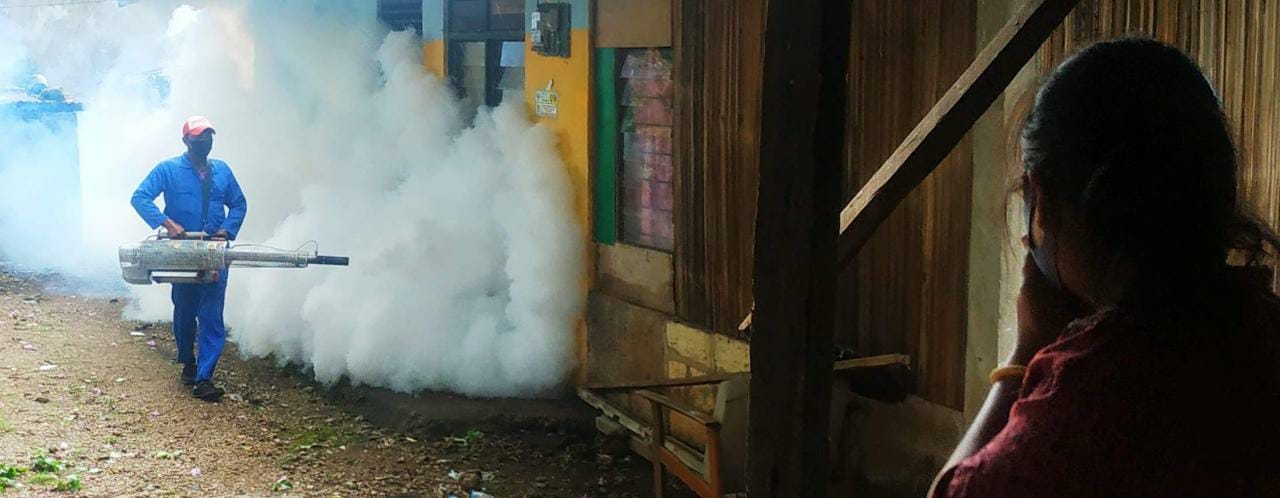Petugas melakukan fogging di rumah warga di Kelurahan Kelapa Lima Kota Kupang tahun lalu. (Putra Bali Mula - KatongNTT.com)