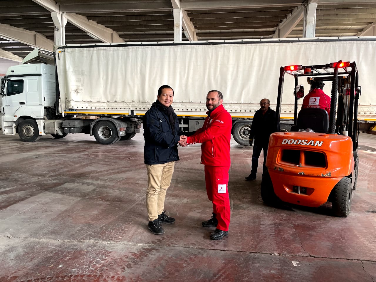 Duta Besar RI untuk Turki, Lalu Muhammad Iqbal menyerahkan bantuan kemanusiaan Indonesia untuk masyarakat Turki yang menjadi korban gempa dahsyat pada Senin subuh, 6 Februari 2023. Bantuan kemanusiaan Indonesia tiba di Gazientep pada Rabu, 8 Februari 2023. (Dok. KBRI Ankara)