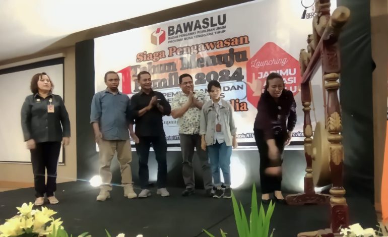 Peluncuran platform Jarimu Awasi Pemilu ditandai dengan pemukulan gong oleh Anggota Bawaslu Provinsi NTT Kordiv Pencegahan, Parmas dan Humas, Noldi Tadu Hungu. (Putra Bali Mula - KatongNTT.com)