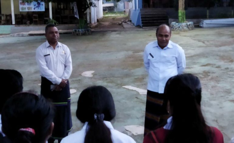 Kepala Dinas Pendidikan dan Kebudayaan Provinsi NTT, Linus Lusi, saat berjumpa dengan pelajar SMAN 6 Kupang. (Putra Bali Mula - KatongNTT.com).