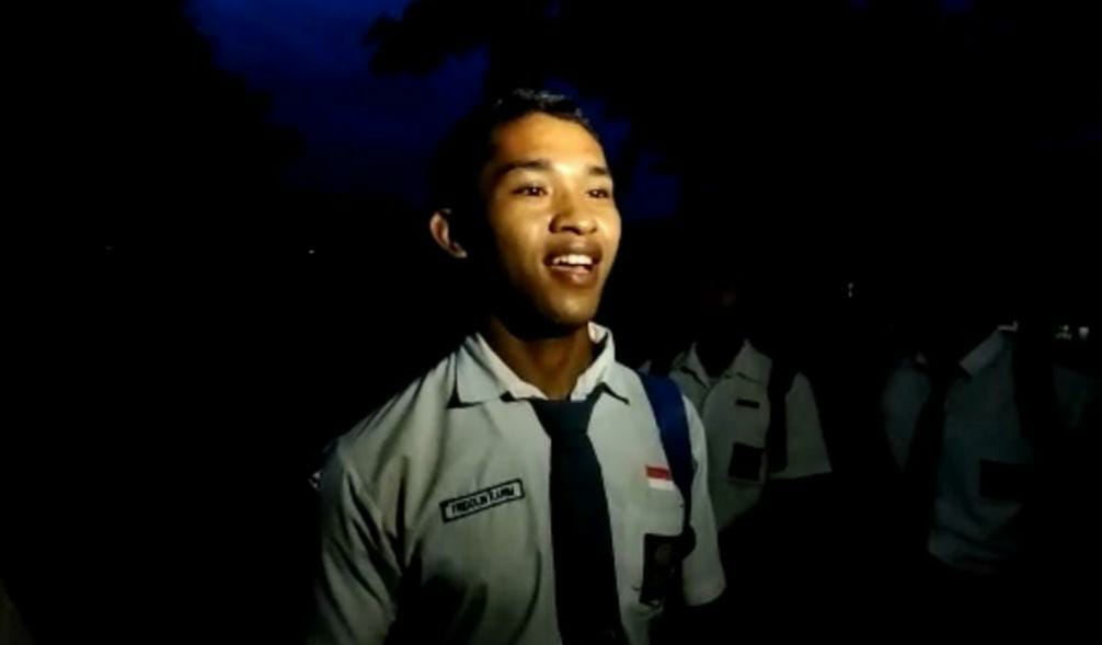 Fridolin Karim, siswa di SMAN 6 Kupang yang mengikuti sekolah subuh menempuh perjalanan 8 kilometer dari kosnya ke sekolah. (Putra Bali Mula - KatongNTT.com)