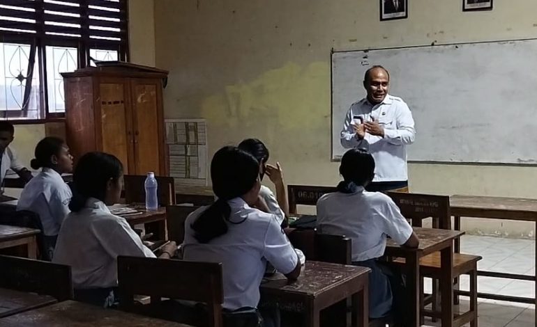 Kepala Dinas Pendidikan dan Kebudayaan NTT Linus Lusi berbicara dengan para siswa sekolah subuh di SMAN 6 Kupang, Selasa, 28 Februari 2023. (Putra Bali Mula - KatongNTT.com)