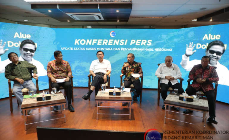 Menko Marinves Luhut B Pandjaitan (tiga dari kiri) dan Wakil Menteri LHK Alue Dohong dalam konferensi pers perkembangan kasus tumpahan minyak Montara pada Kamis, 24 November 2022. (Dok. Kemenko Maninves)