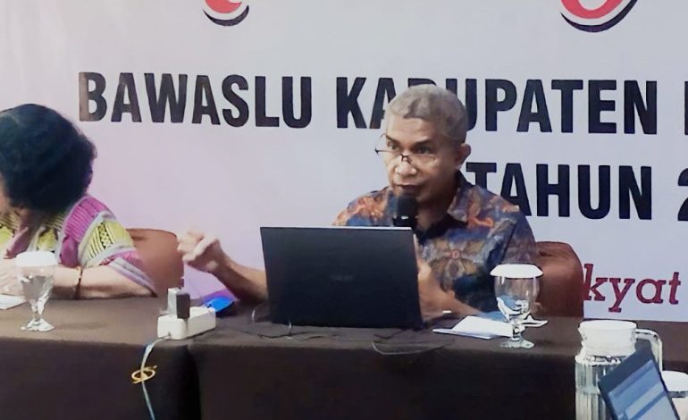 Jemris Fointuna saat memberikan materi pada media gathering Bawaslu Kabupaten Kupang. (Putra Bali Mula - KatongNTT.com)