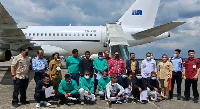 Sebanyak 12 nelayan asal Rote Ndao Direpatriasi dari Australia menggunakan pesawat carteran dan tiba di bandara Halim Perdana Kusumah pada Senin 6 Maret 2023. (Dok.Badan PenghubungProvinsiNTT