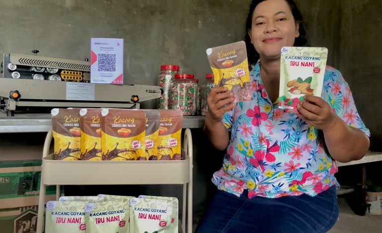 Nani Mesakh, pelaku UMKM dengan produk Kacang Goyang dan Kacang Cookies merek Ibu Nani yang hasilkan hingga Rp5 juta per bulan. (Ruth - KatongNTT.com)