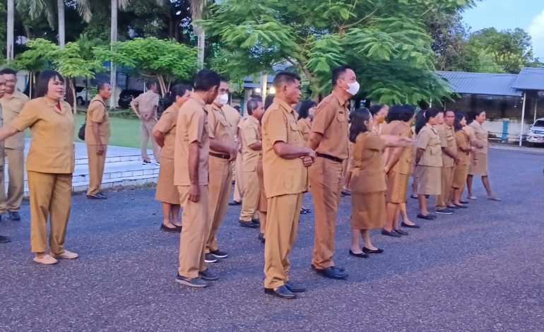 ASN Dinas Pendidikan dan Kebudayaan Provinsi NTT berkumpul di lapangan sebelum masuk kerja lebih pagi sejak Senin, 6 Maret 2023. (Putra Bali Mula - KatongNTT.com)