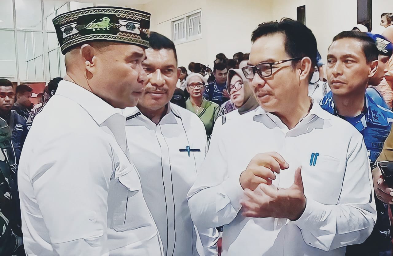 Gubernur NTT Viktor Bungtilu Laiskodat (kiri) dan Kepala BKKBN RI Hasto Wardoyo (kanan). (Putra Bali Mula - KatongNTT.com)