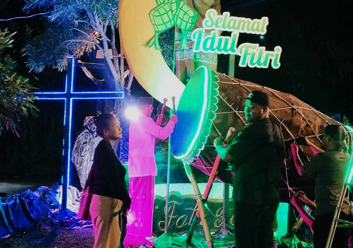 Warga Fatufeto sedang mempersiapkan bedug dan salib di satu lokasi. (Putra Bali Mula - KatongNTT.com)