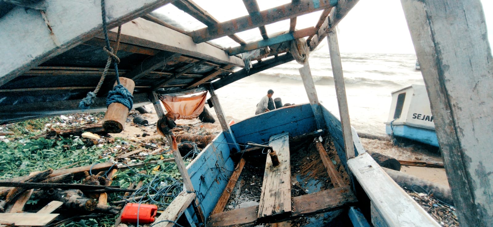 Gelombang Setinggi 4 Meter Rusak Perahu Nelayan dan Kafe di Kota Kupang, Kerugian Capai Ratusan Juta