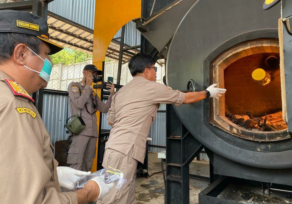 Kepala Badan Karantina Pertanian Bambang, memusnahkan produk berpotensi membawa virus. (Dok BKP Kupang)