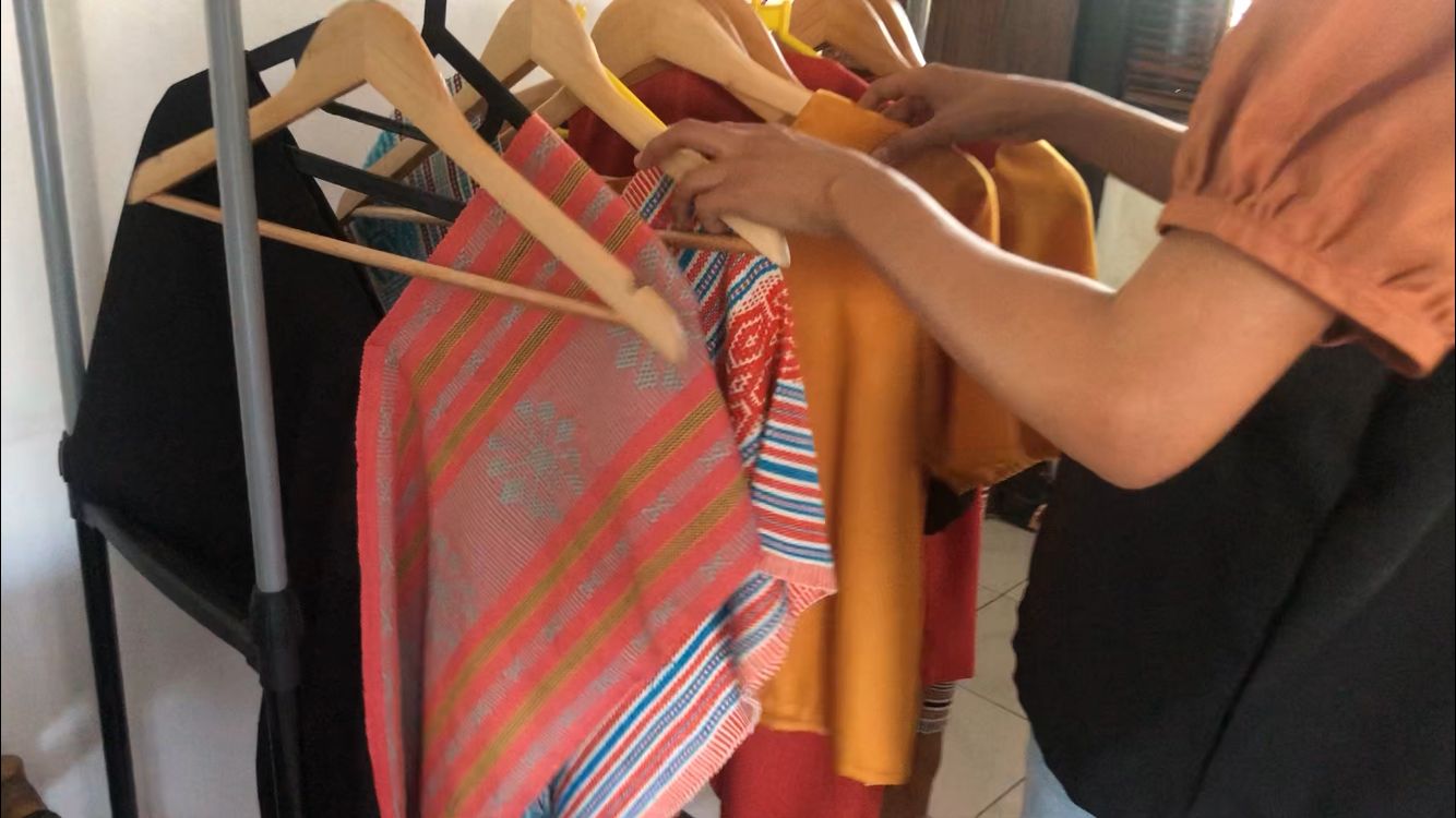 Koleksi pakaian perca tenun NTT milik Rina Doa di Kota Kupang, NTT. (Ruth Botha - KatongNTT.com)