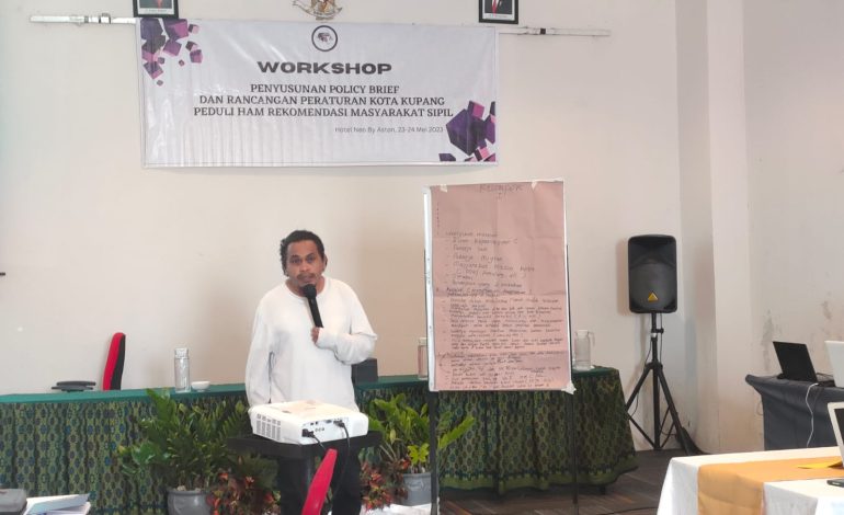 Seorang peserta workshop dari komunitas penggerak perdamaian di NTT (Kompak) memaparkan persoalan yang dihadapi masyarakat rentan di Kota Kupang selama ini. (Rita Hasugian - KatongNTT.com)