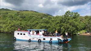 Kapal motor yang sering dipakai untuk membawa pasien dari Pelabuhan Tabilota di Pulau Adonara ke RSUD Larantuka. (Ruth Botha - KatongNTT.com)