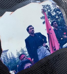 Sophan Sophiaan (kiri) dan Mangatas Siahaan berdiri di atas kap mobil  setelah tentara menghadang dalam Peristiwa Gambir Berdarah 20 Juni 1996. (Dok. Tonnio Irnawan) 