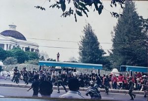 Tentara membubarkan massa demonstran di dekat Stasiun Gambir, Jakarta pada 20 Juni 1996. (Dok. Tonnio Irnawan)