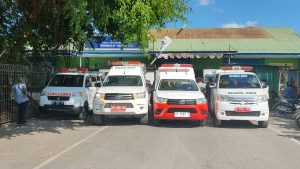 Empat mobil ambulans bersiap untuk membawa empat jenazah PMI asal NTT di Terminal Cargo Bandara El Tari Kupang pada Sabtu siang, 24 Juni 2023. Empat jenazah yang meninggal di Malaysia akan dibawa ke rumah keluarga untuk dimakamkan. (Rita Hasugian - KatongNTT.com)