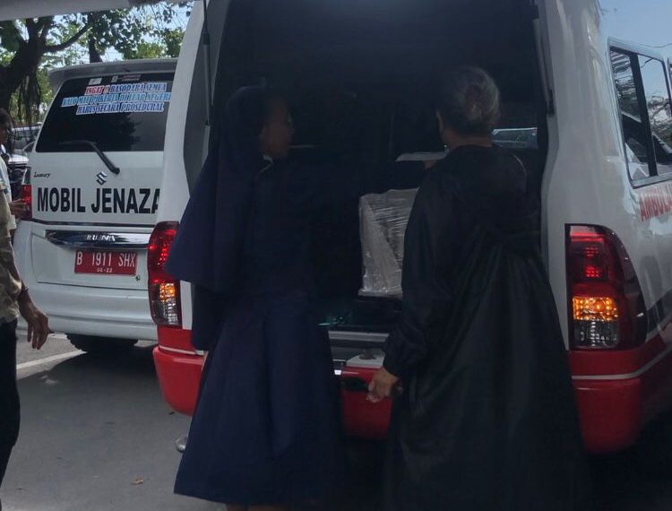 Laurensia, the Catholic nun and Emi Sahertian, the Evangelical Christian Church in Timor (GMIT) priest recited a prayer to the four bodies of NTT migrant workers at Kupang El Tari Airport Cargo Terminal , Saturday, 26 June 2023. (Ruth Botha - KatongNTT.com)