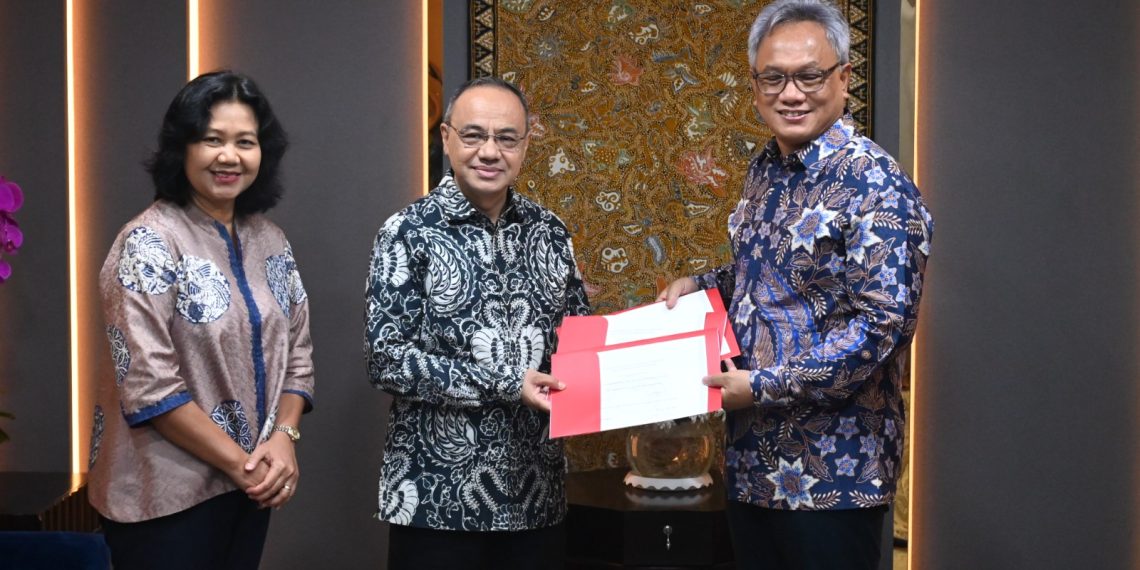 Direktur Jenderal Informasi dan Diplomasi Publik Kementerian Luar Negeri, Teuku Faizasyah (tengah) menerima tiga sertifikat arsip dokumenter Indonesia yang ditetapkan Unesco sebagai Ingatan Kolektif Dunia pada Senin, 3 Juli 2023 di gedung Pejambon, Jakarta Pusat. (Dok. Kemenlu RI)