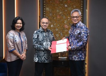 Direktur Jenderal Informasi dan Diplomasi Publik Kementerian Luar Negeri, Teuku Faizasyah (tengah) menerima tiga sertifikat arsip dokumenter Indonesia yang ditetapkan Unesco sebagai Ingatan Kolektif Dunia pada Senin, 3 Juli 2023 di gedung Pejambon, Jakarta Pusat. (Dok. Kemenlu RI)