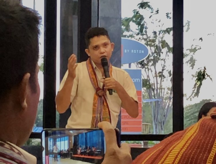 Rocky Makassar memperkenalkan website desa buatannya dalam Forum Kawasan Timur Indonesia (Ruth-KatongNTT)