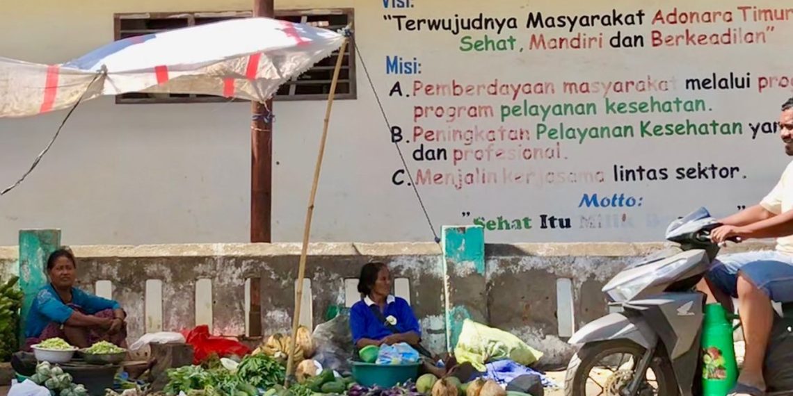 Perempuan Adonara, Kabupaten Flores Timur, NTT berdagang buah dan sayur di pasar tradisional dekat bangunan Puskesmas. (Ruth Botha - KatongNTT.com)