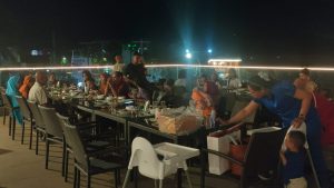 Para tamu menikmati acara Barbeque Bareng atau BarBar di balkon Hotel Aston Kupang, Jumat malam, 7 Juli 2023, (Rita Hasugian - KatongNTT.com)