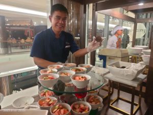 Chef Hotel Aston Kupang, Riston Manullang menunjukkan gula asal Pulau Rote, NTT untuk bumbu rujak di acara Barbeque Bareng atau BarBar di balkon hotel, Jumat malam, 7 Juli 2023. (Rita Hasugian-KatongNTT.com)