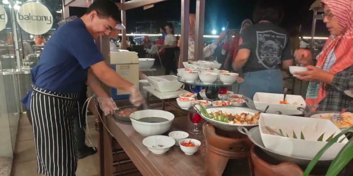 Rujak dan Es Campur menu favorit para tamu pada event Barbeque Bareng atau BarBar di balkon Hotel Aston Kupang pada Jumat malam, 7 Juli 2023. (Rita Hasugian-KatongNTT.com)