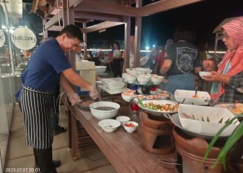 Rujak dan Es Campur menu favorit para tamu pada event Barbeque Bareng atau BarBar di balkon Hotel Aston Kupang pada Jumat malam, 7 Juli 2023. (Rita Hasugian-KatongNTT.com)