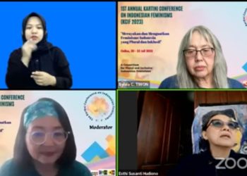Sylvia Tiwon dari Department of South and Southeast Asian Studies, University of California Berkeley, Amerika Serikat (Kanan atas) sebagai keynote speech dalam 1st Annual Kartini Conference on Indonesia Feminism pada 20-23 Juli 2023. (Tangkapan layar YouTube LETSS Talk).