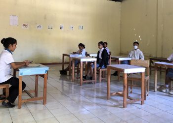 Kegiatan Belajar Mengajar di SMA Teladan, salah satu sekolah swasta di Kupang yang minim murid baru (Ruth-KatongNTT)