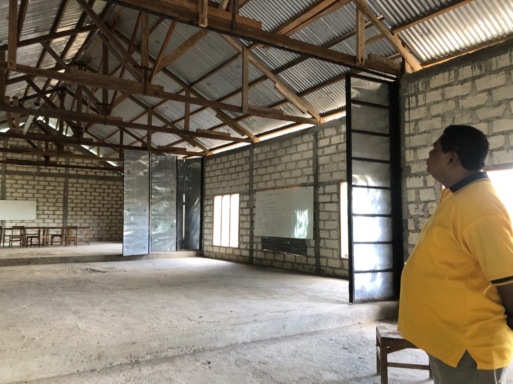 Matias Nenometa, Wakasek Sekolah SMAN 9 saat menunjukkan aula sekolah yang disekat untuk dijadikan ruang belajar (Ruth-KatongNTT)