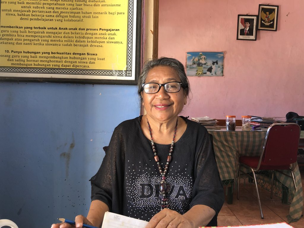 Ratna Dewi, kepala sekolah SMP Teladan saat disambangi ke ruang kerjanya (Ruth Botha - KatongNTT)
