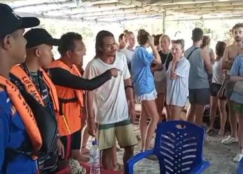 Kapal 33 Turis Asing dari Lombok Kandas di Labuan Bajo 