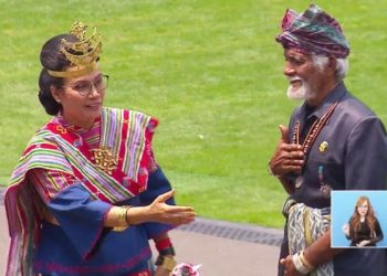 Busana Adat Terbaik, Jokowi Hadiahi Raja Amarasi dan Sri Mulyani