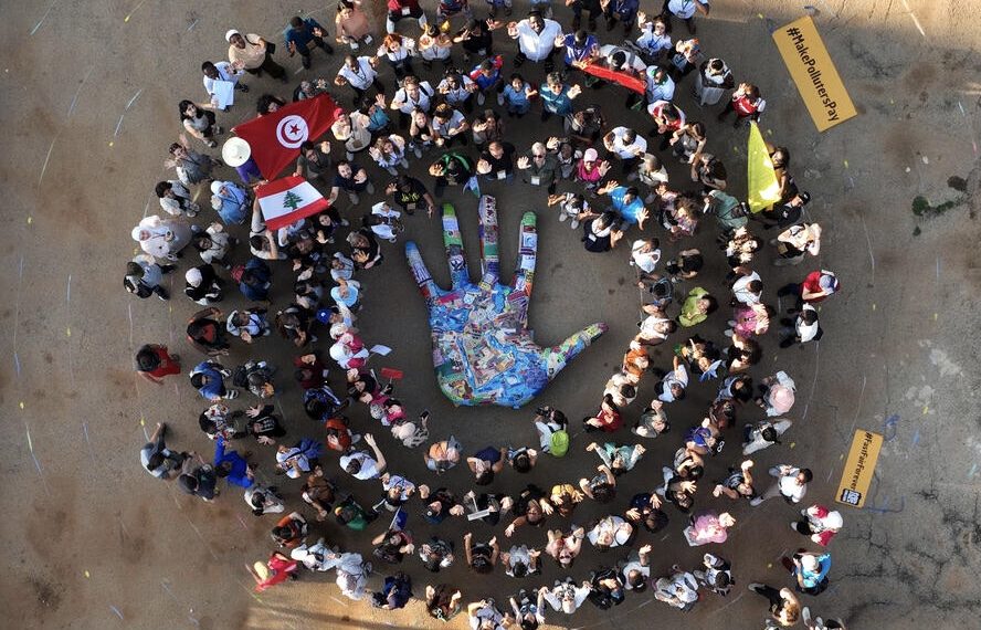 Patung tangan raksasa yang dihiasi berbagai kain dengan cerita aktivisme dan pesan kampanye yang dibawa peserta Climate Justice Camp 2023 di Lebanon dari berbagai negara. Dua di antaranya anak muda dari NTT (Dok. VCA)