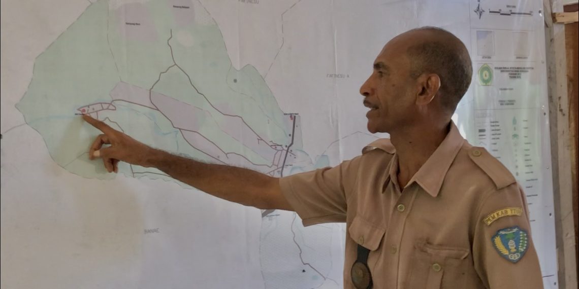 Vinsentius Fomeni, Kepala Desa Maubesi saat menunjukkan rute kunjungannya ke lima dusun di desanya (Ruth Botha - KatongNTT)