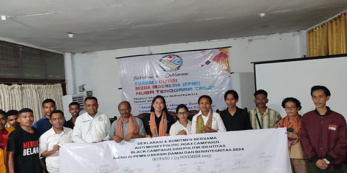 Forum Politisi Muda Indonesia NTT Mendeklarasikan Deklarasi Pemilu 2024 Damai dan Berintegritas di aula Universitas Karya Darma Kupang, Kamis malam, 23 November 2024. (Dok FPMINTT)