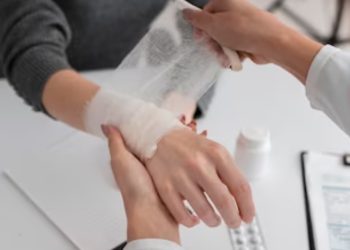 Kejar Pencuri di Kiosnya, Wanita Ini Terluka Parah