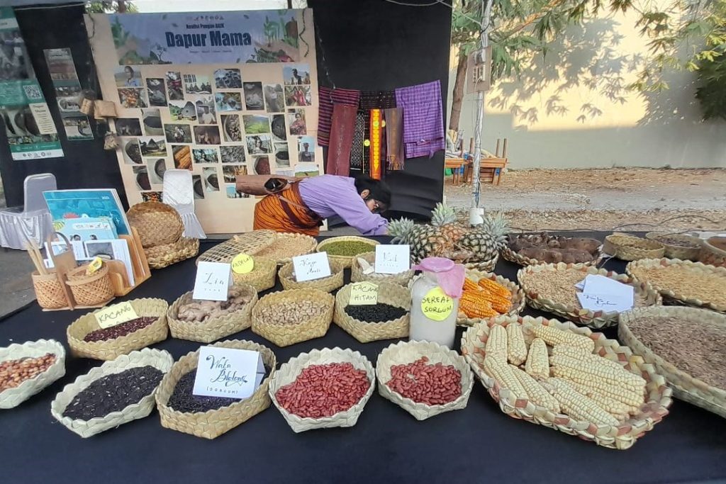 Berbagai jenis pangan lokal NTT dihadirkan di Pesta Raya Flobamoratas 2023 di Kota Kupang pada 3-4 November 2023. (Ayunda/KatongNTT.com)