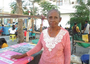 Martina Mamo yang disapa Ina Pehe berusia 75 tahun dan masih bekerja sebagai pedagang kaki lima di kawasan Pantai Tedis, Kota Kupang, Provinsi NTT. (Dok. Ayunda - KatongNTT.com)