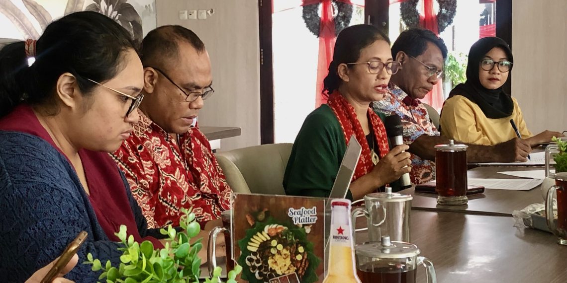 Ansy Rihi (tengah) dalam Media Briefing terkait keterbukaan informasi di NTT pada Jumat, 14/12/2023 (Ruth Botha - KatongNTT)