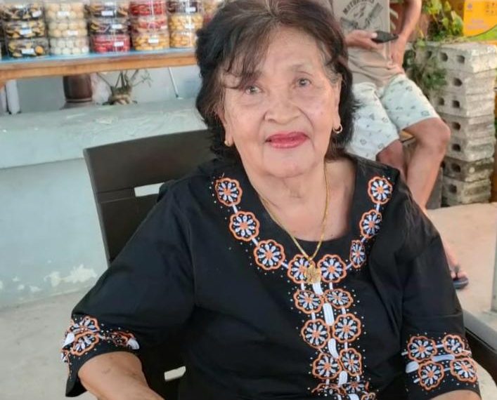 Oma Bulan, 84 tahun sudah 43 tahun berjualan kue kering dan basah yang ramai dibeli saat menjelang Natal atau Lebaran di Kota Kupang, NTT. (Ayunda- KatongNTT.com)