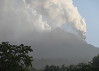 Siaga, Jauhi Gunung Lewotobi Laki-laki Radius 3 Km
