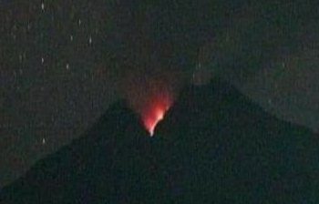 Lontarkan Lava, Gunung Lewotobi Laki-laki Status Awas