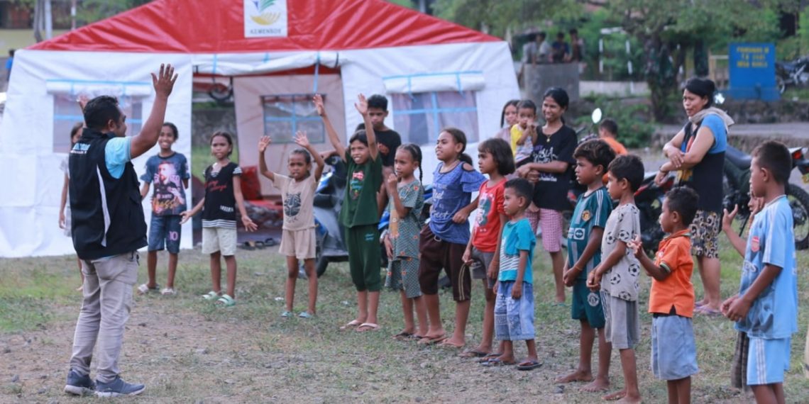 Erupsi Lewotobi, Anak Pengungsi Belajar di Tenda Hingga Pindah ke Sikka