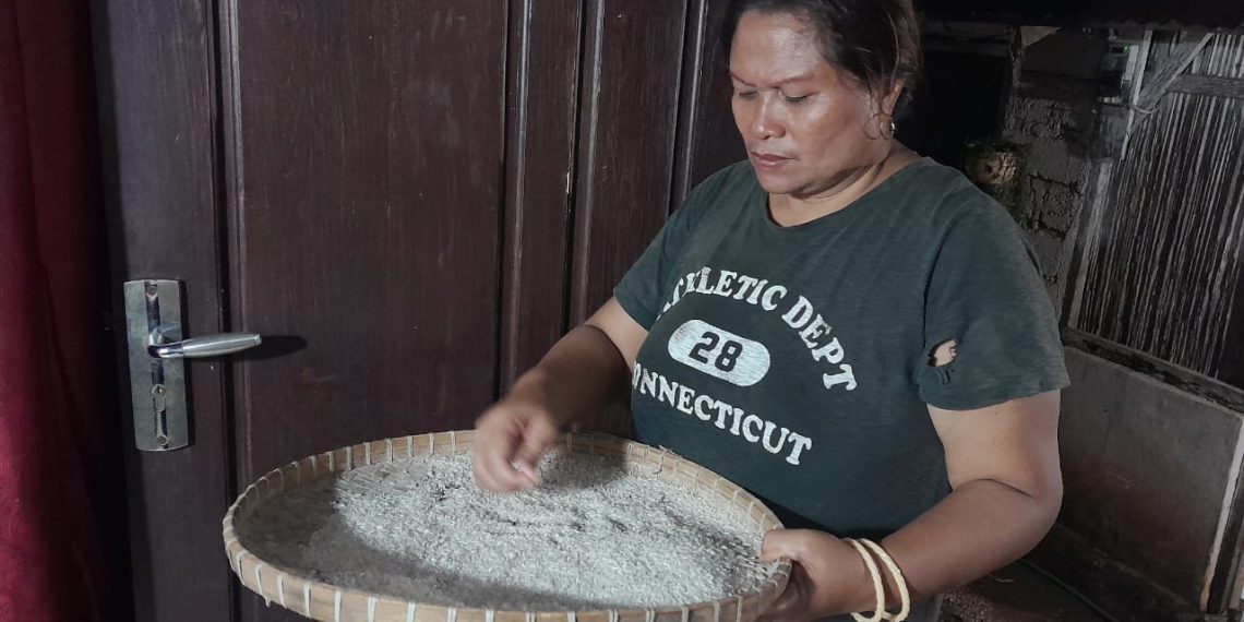 Bety Zacharias, seorang ibu rumah tangga di Maulafa sedang menyiapkan makan bagi keluarganya (Ruth Botha - KatongNTT)