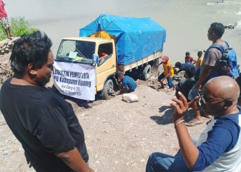 Jembatan Putus, Truk Logistik Pemilu ke Amfoang Terobos Sungai